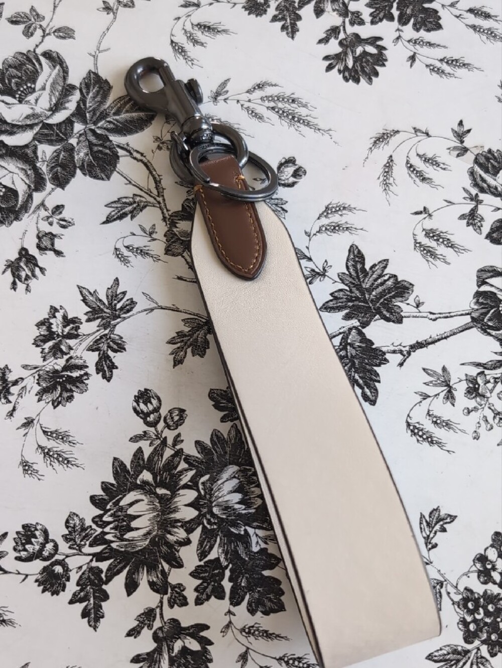 Coach Cream Leather Rainbow Logo Key Fob - Picture 2 of 3